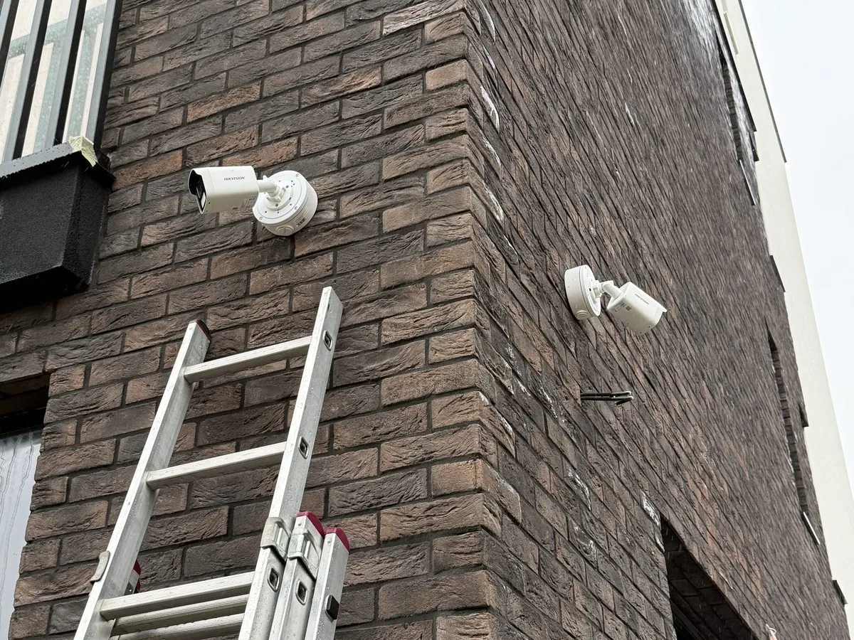 Kamere postavljene na fasadi objekta